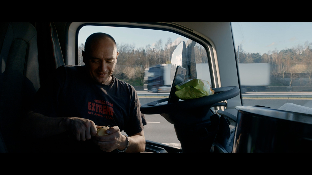 Lkw-Fahrer Petar in seiner Fahrerkabine, er richtet sich ein Essen. Szene aus der Doku "A Parked Life".