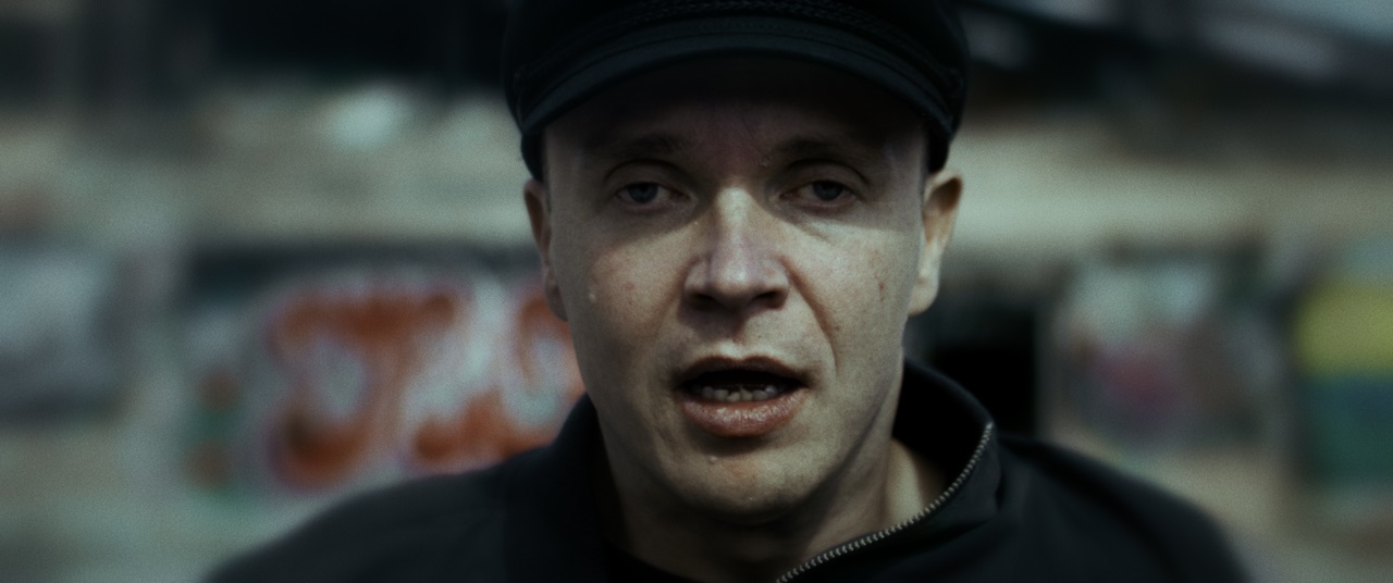 Petri Poikolainen mit Kappe im Film "The blind man who didn't want to see Titanic":