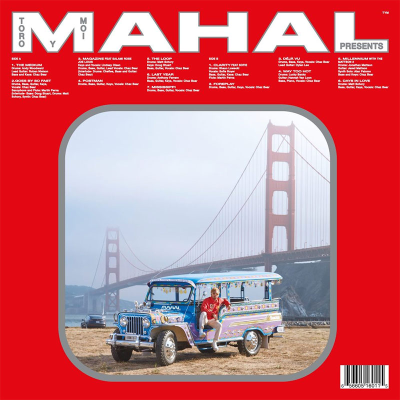 Albumcover von "Mahal" von Toro Y Moi. Der Künstler sitzt in einem bunten Bus vor der Golden Gate Bridge