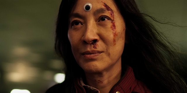 Eine Frau mit einem aufgeklebten Auge auf der blutenden Stirn