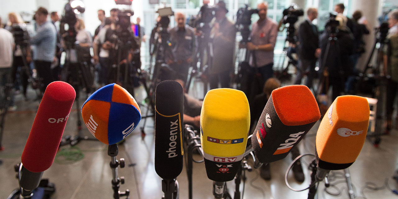 Viele Mikrofone vor einer Pressekonferenz - Symbolbild