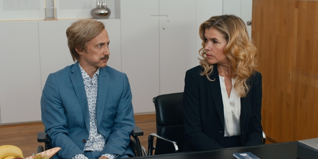 Michael Ostrowksi mit Perücke und Anke Engelke in "The Hawk/Der Onkel"