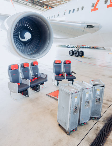 Flugzeugsitze und Trolleys von Austrian Airlines