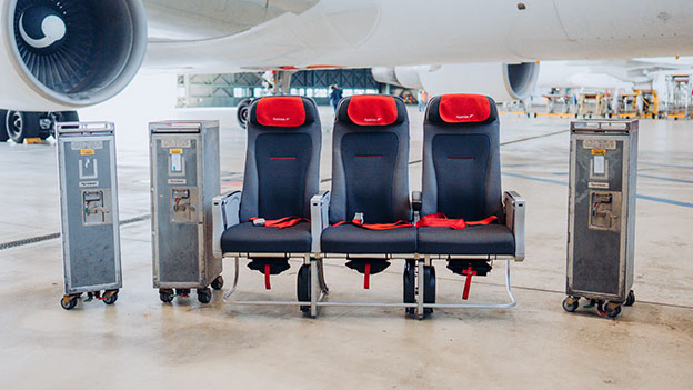 Flugzeugsitze und Trolleys von Austrian Airlines