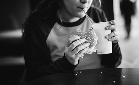 Mädchen isst Hamburger