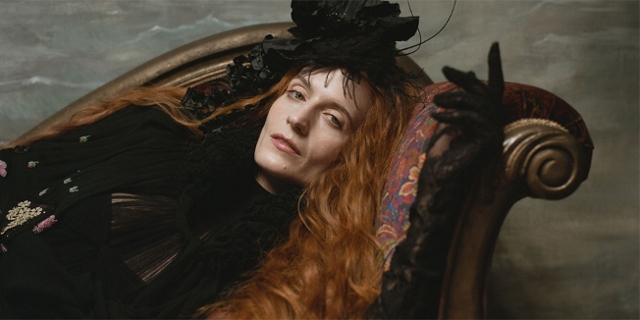 Florence and the Machine liegt auf einem Sofa