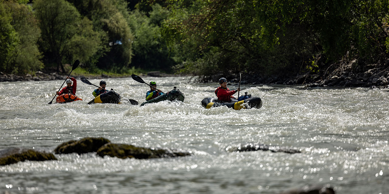 Stefan Ager, Andreas Gumpenberger, Martin Sieberer und Hannes Hohenwarter in Packrafts auf einem Fluss