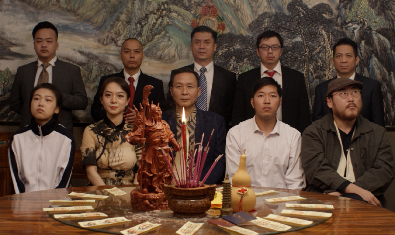 Eine Hong Konger Tischgesellschaft. Szene aus dem Kurzfilm "All the Crows in the World" von Yi Tang.