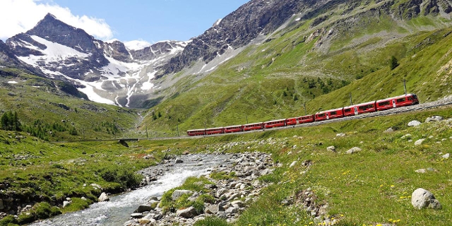 Zug in den Schweizer Alpen