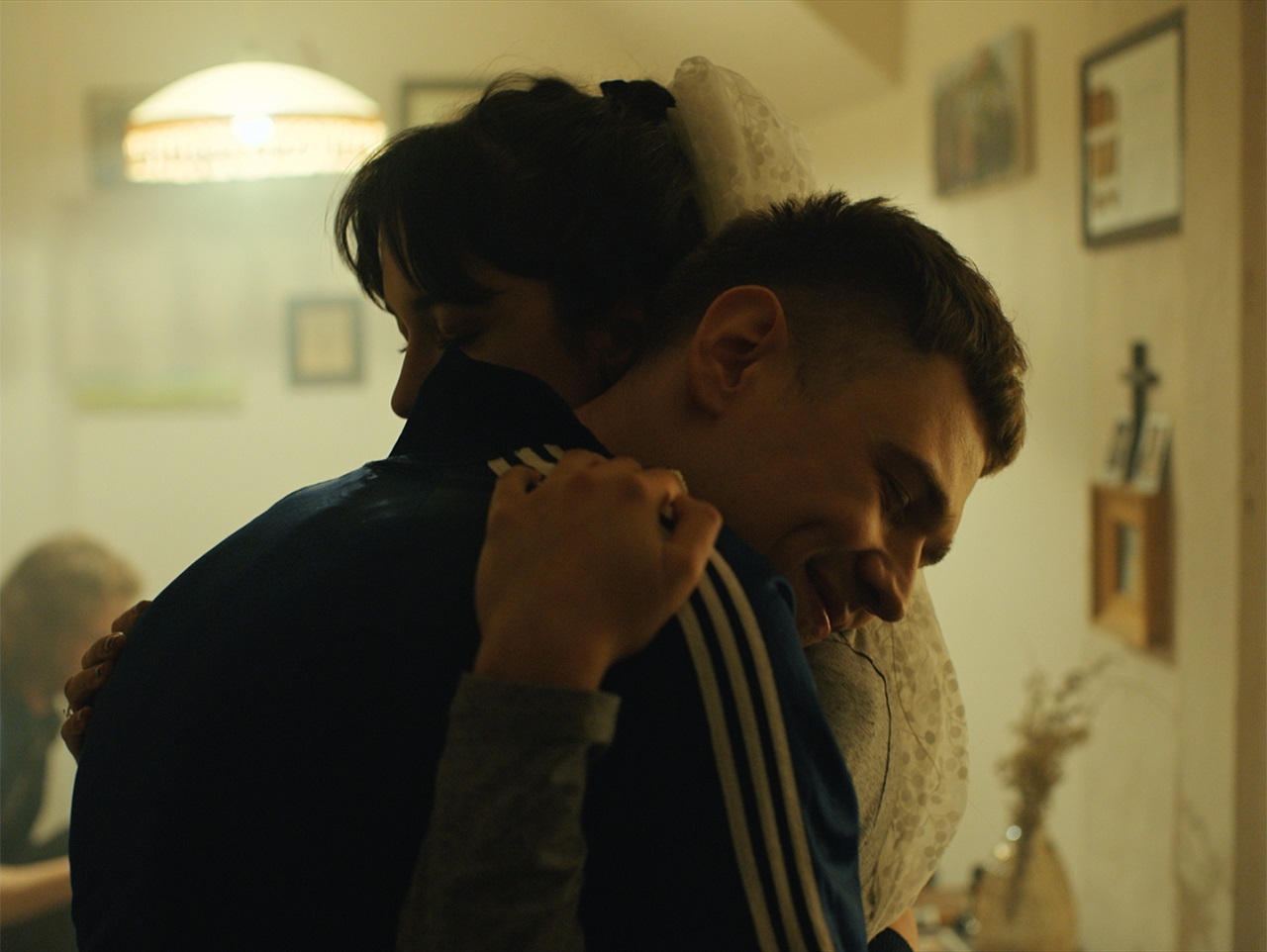 Zwei Menschen umarmen einander innig. Szene aus dem Kurzfilm "In Joy" von Maryna Roshchyna.
