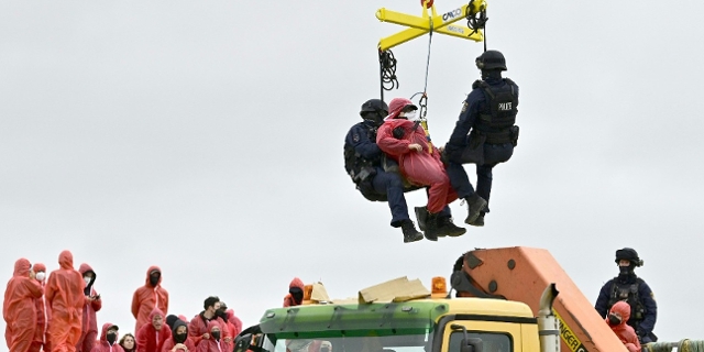 Aktivistinnen werden mit einem Kran der Polizei vom Baucontainer gehoben