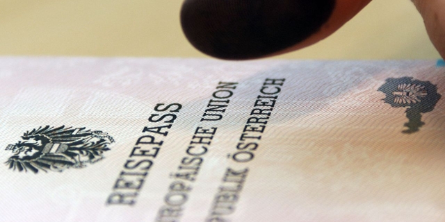 Reisepass Österreich mit Fingerabdruck