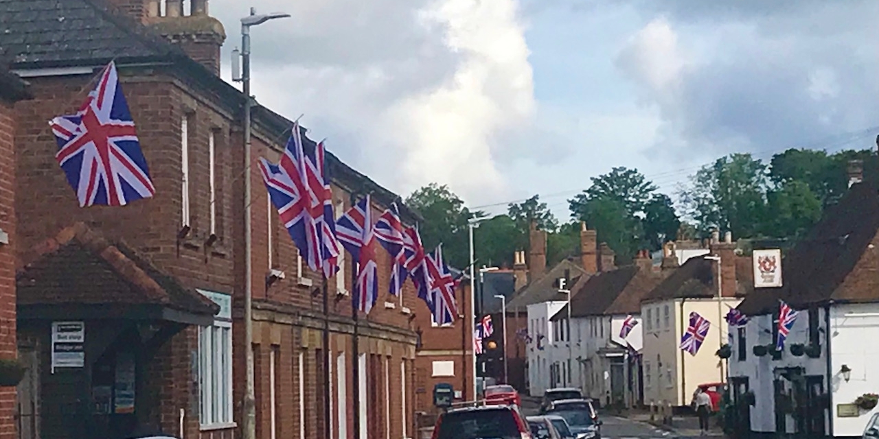 Union Jack Flaggen im Dorf Bridge in Kent