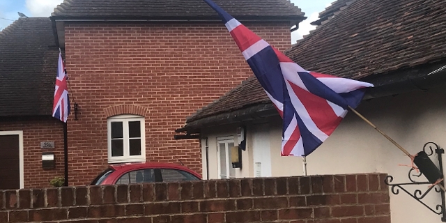 Union Jack Flaggen im Dorf Bridge in Kent