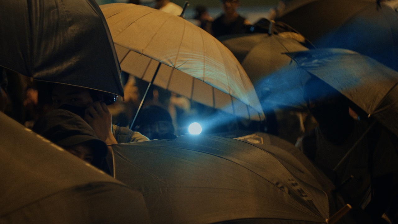Regenschirme in Hongkong bei Demonstrationen. Szene aus der Doku "Dear Future Children".