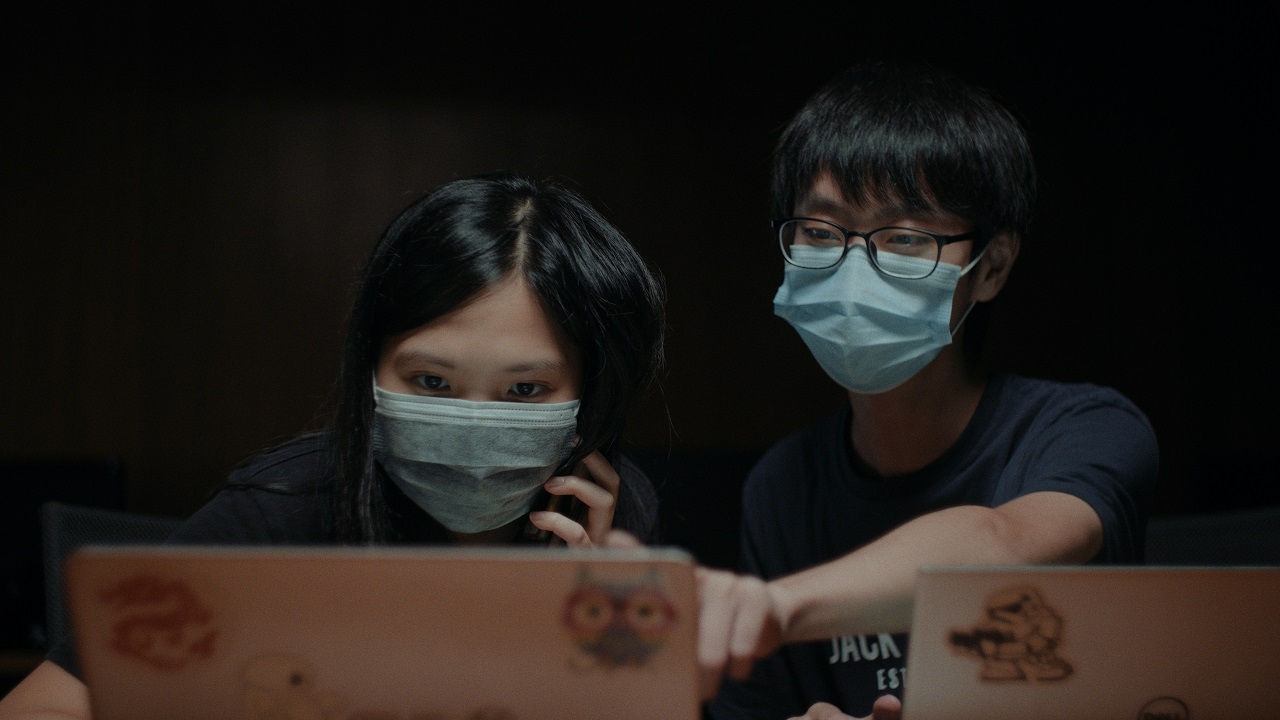 Zwei junge Hongkonger vor Laptops. Szene aus "Dear Future Children".