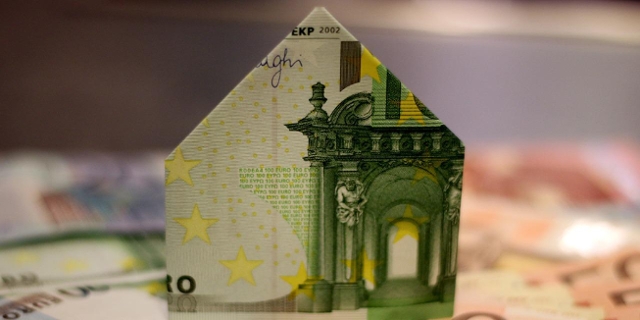Haus gefaltet aus einem 100€-Schein