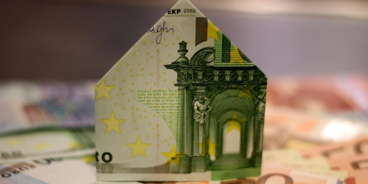 Haus gefaltet aus einem 100€-Schein