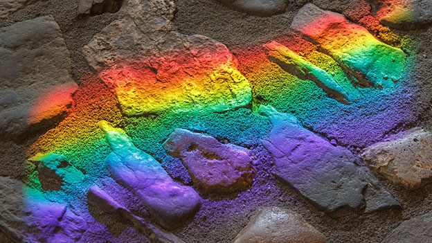 Regenbogenfarben auf Steinboden