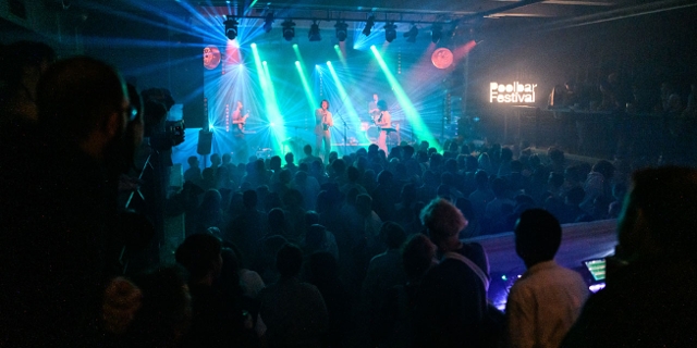 Leute feiern am Poolbar Festival in Feldkirch