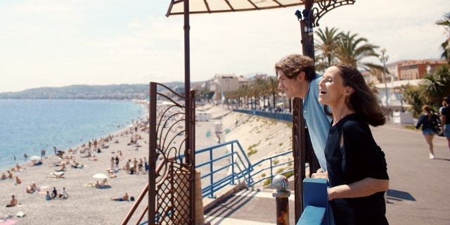 Sophie Rois und Milan Herms in Nizza am Strand.