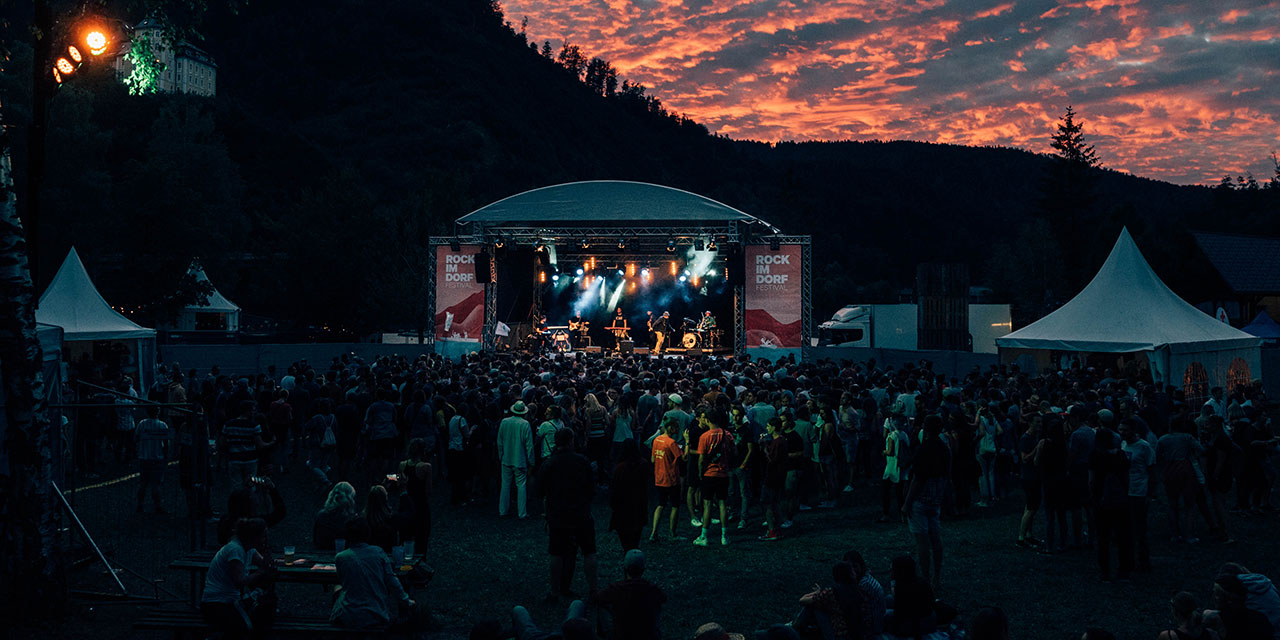 Die Bühne und ein Konzertfloß beim Rock im Dorf Festival