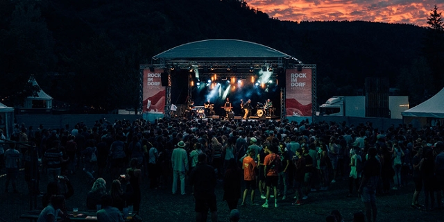 Die Bühne und ein Konzertfloß beim Rock im Dorf Festival