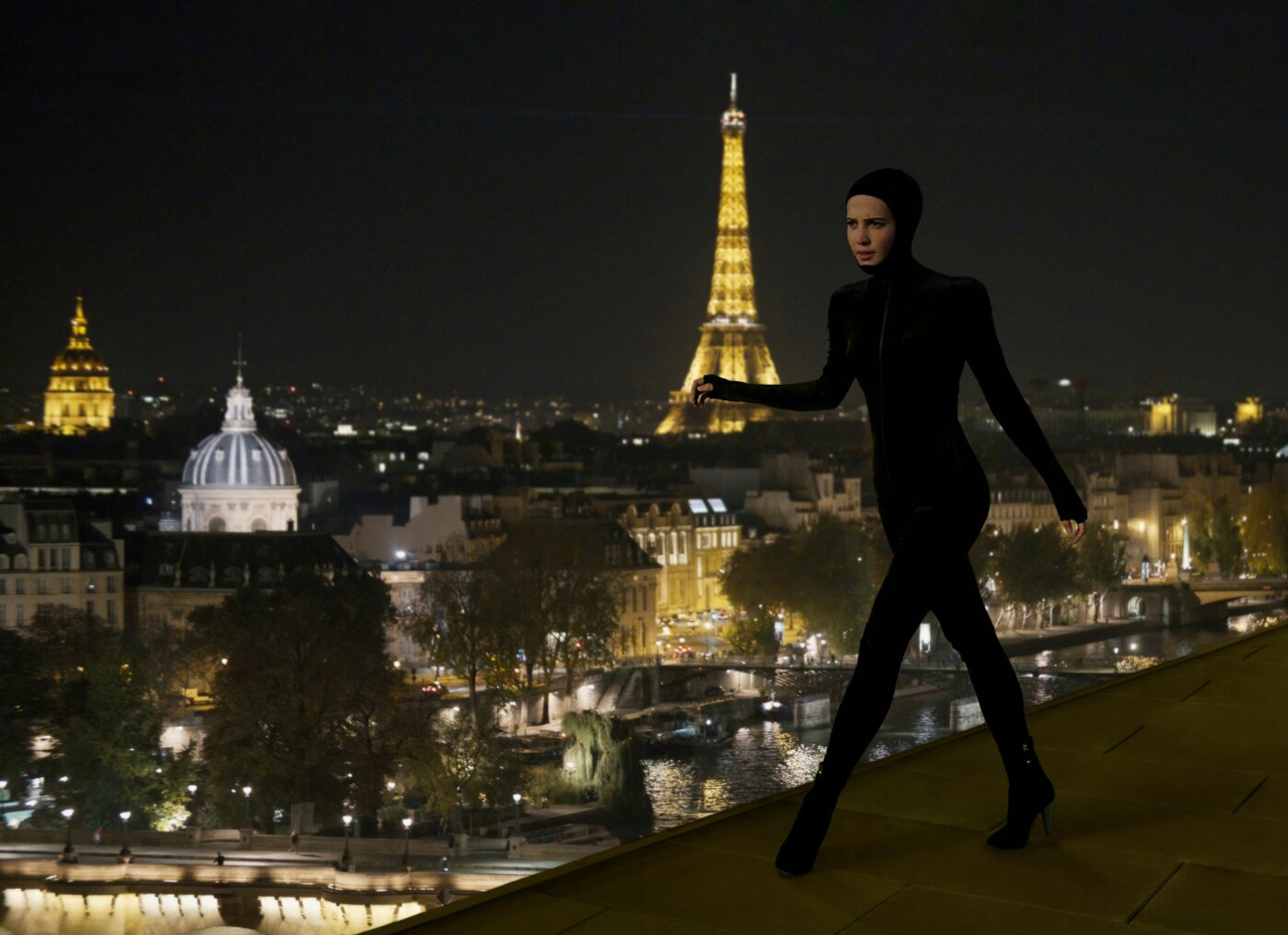 Frau in Catsuit läuft nachts über ein Dach in Paris