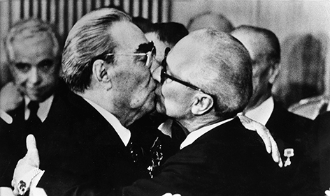 Breschnjew und Honecker beim Bruderkuss
