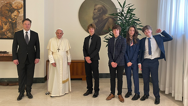 Elon Musk mit seinen Kindern beim Papst