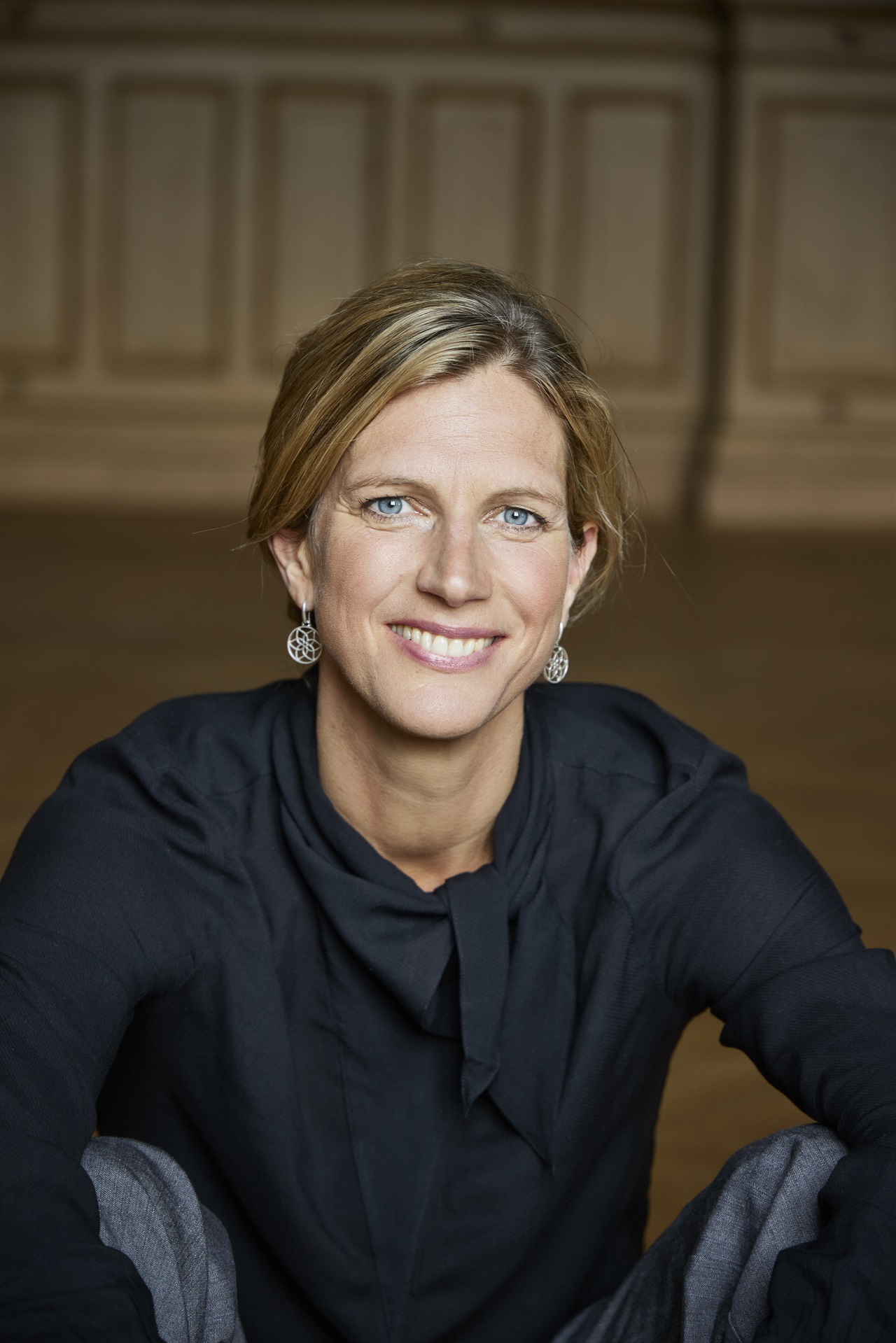 Maja Göpel, deutsche Ökonomin und Nachhaltigkeitsforscherin, lächelt.