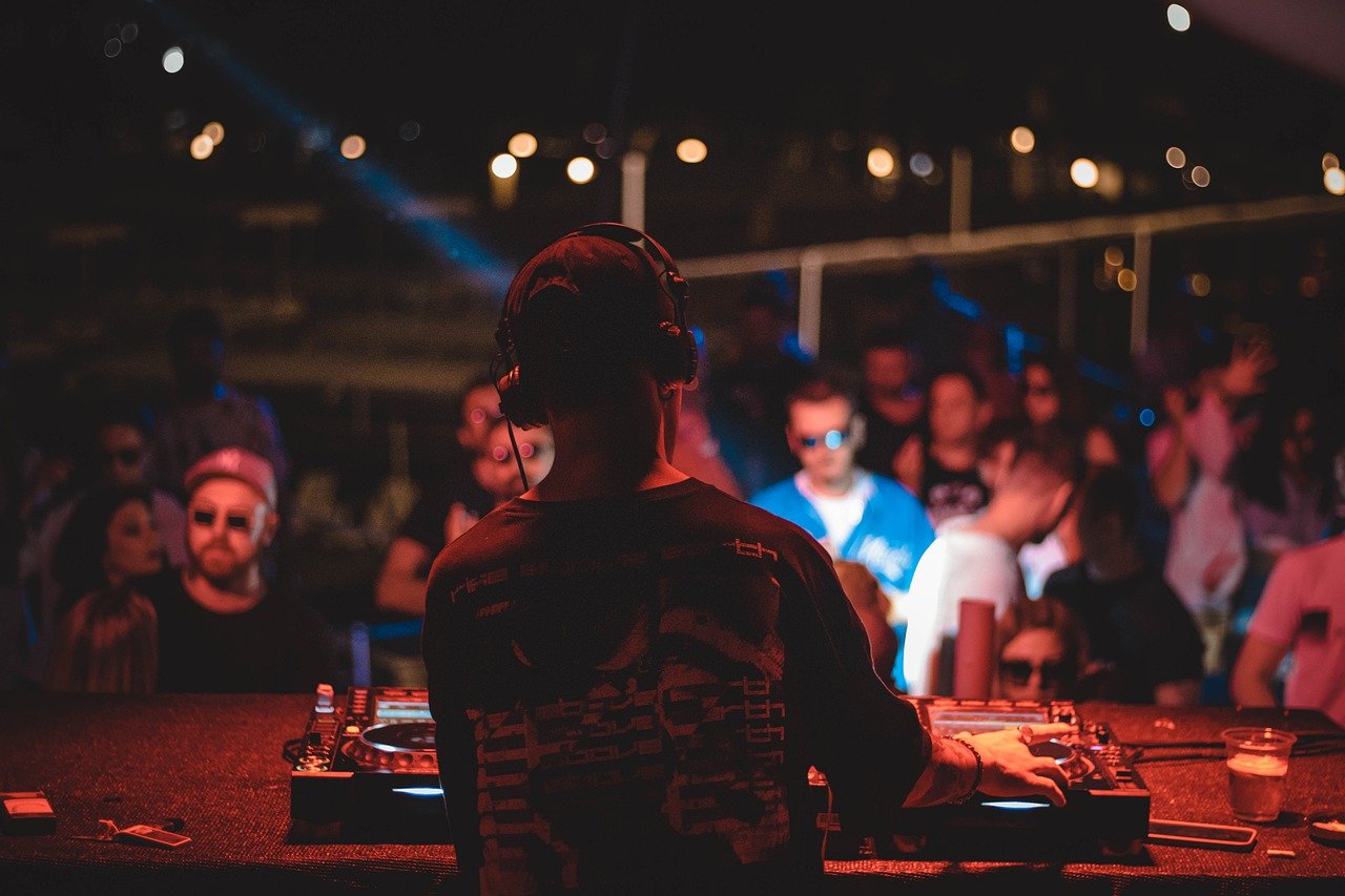 DJ vor Publikum in Nachtclub