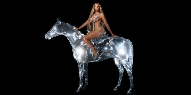 Beyoncé sitzt auf einem glitzernden Pferd 