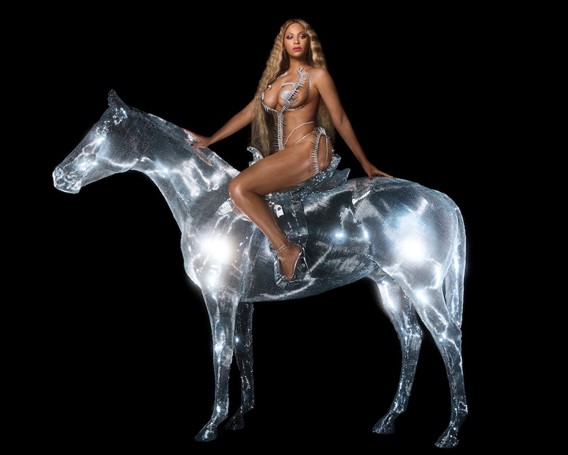 Beyoncé sitzt auf einem glitzernden Pferd 