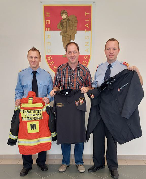 Feuerwehr präsentiert Kleidung