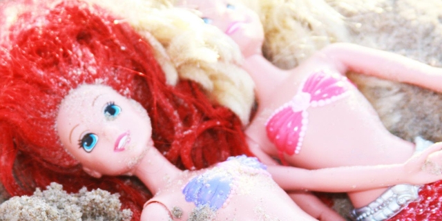 Zwei Meerjungfrauen-Puppen