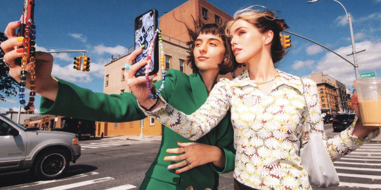 Zwei Frauen machen zusammen Selfies