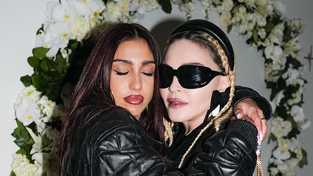 Lourdes León und Madonna umarmen sich bei einem Event im April 2022