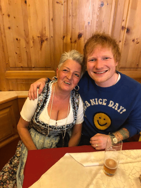 Ed Sheeran mit "Schnitzelwirt"-Chefin Andrea Schröfl