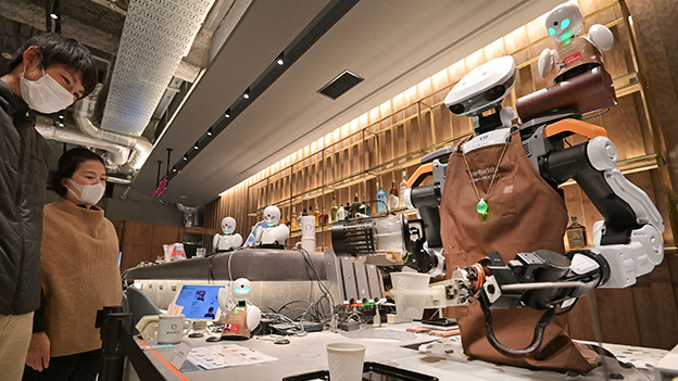 Roboter bereitet Cafe zu