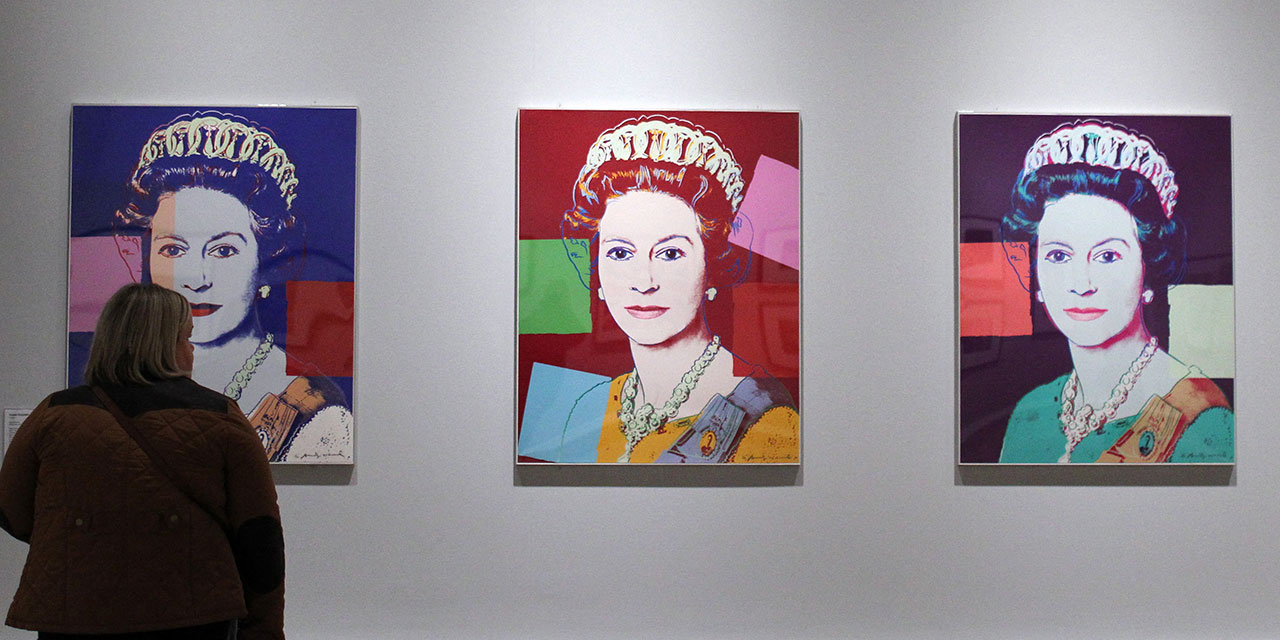 Ausstellung mit Andy Warhols Porträts von Queen Elizabeth