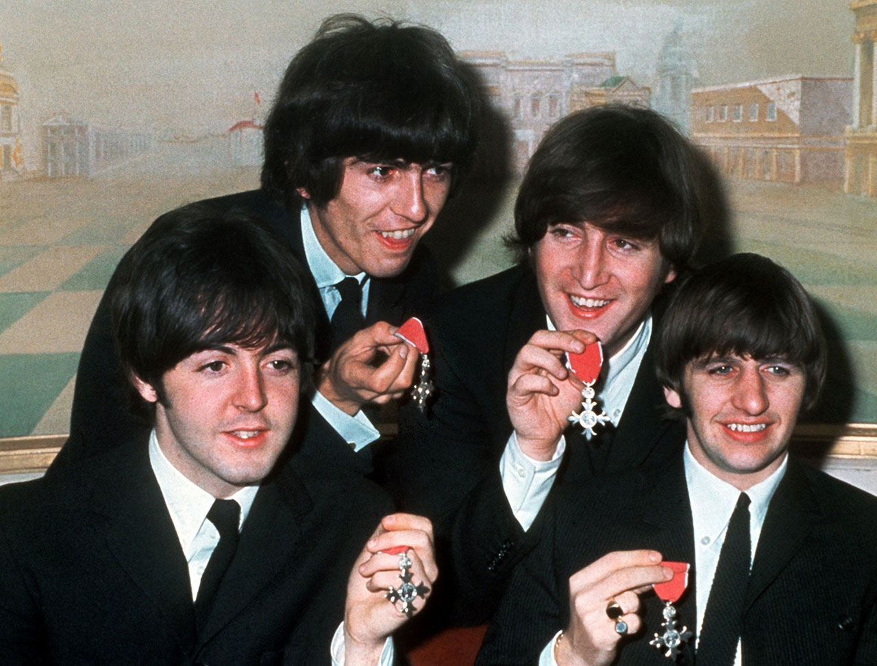 Die Beatles mit ihren Orden als Members of Order of the British Empire