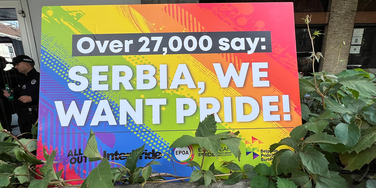 Schild: "Serbia, we want Pride"
