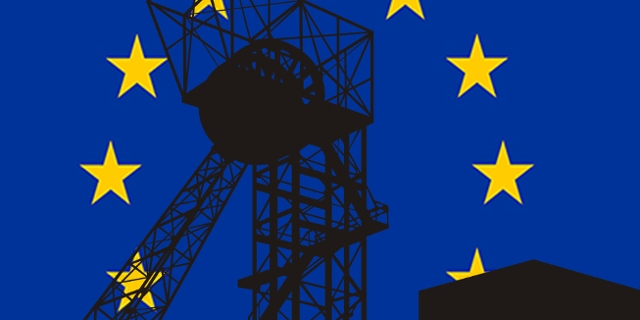 Relief einer Bergbau Mine / EU Sterne im Hintergrund