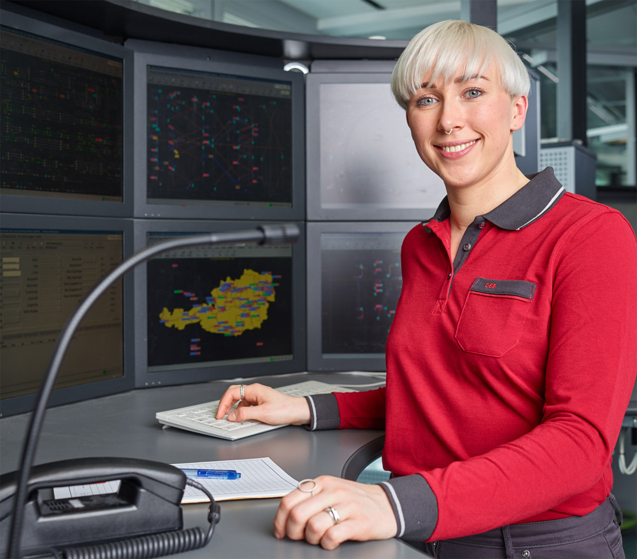 ÖBB-Fahrdienstleiterin Anna Daxbacher an ihrem Arbeitsplatz.