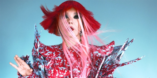 Björk stark geschminkt mit roter Perücke