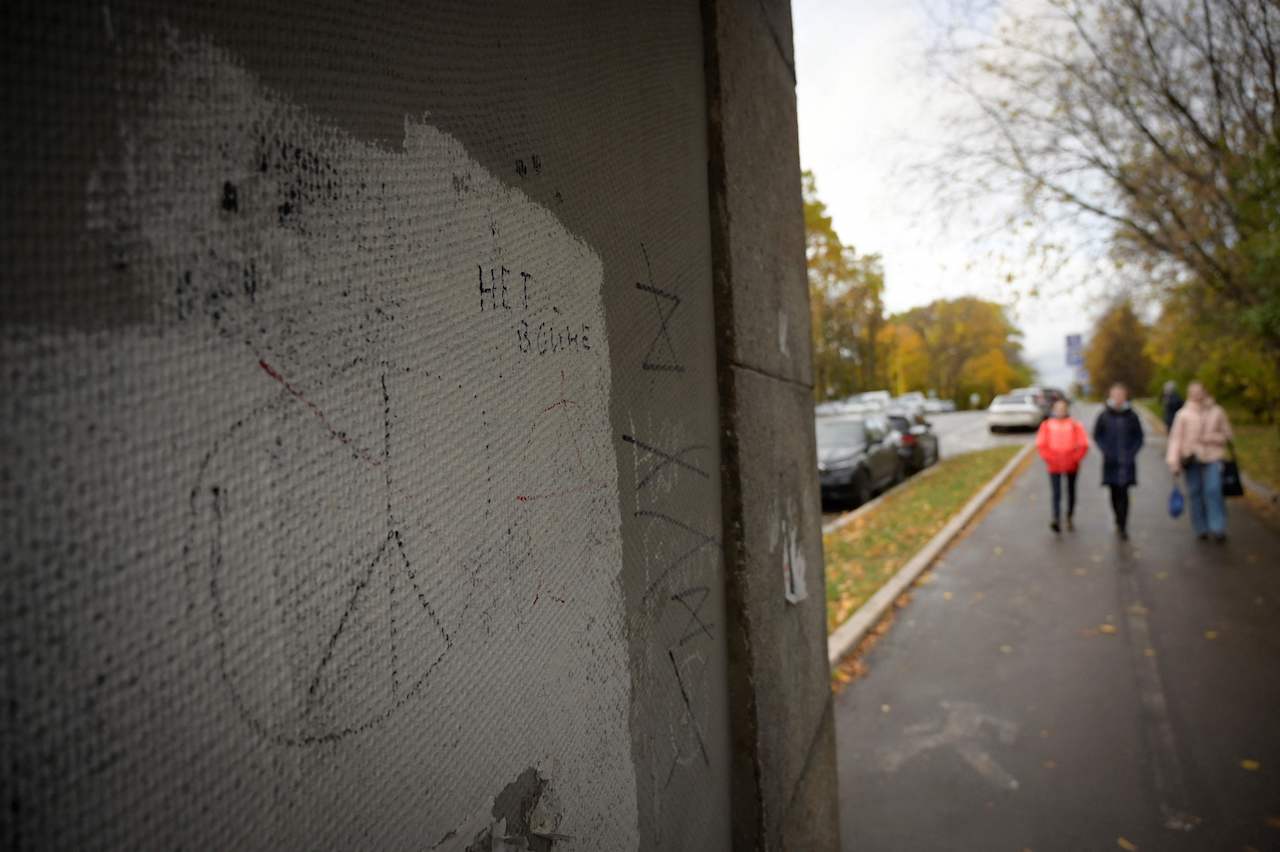 The peace symbol and the inscription reading "No to war", drawn on a wall in Moscow on October 4, 2022