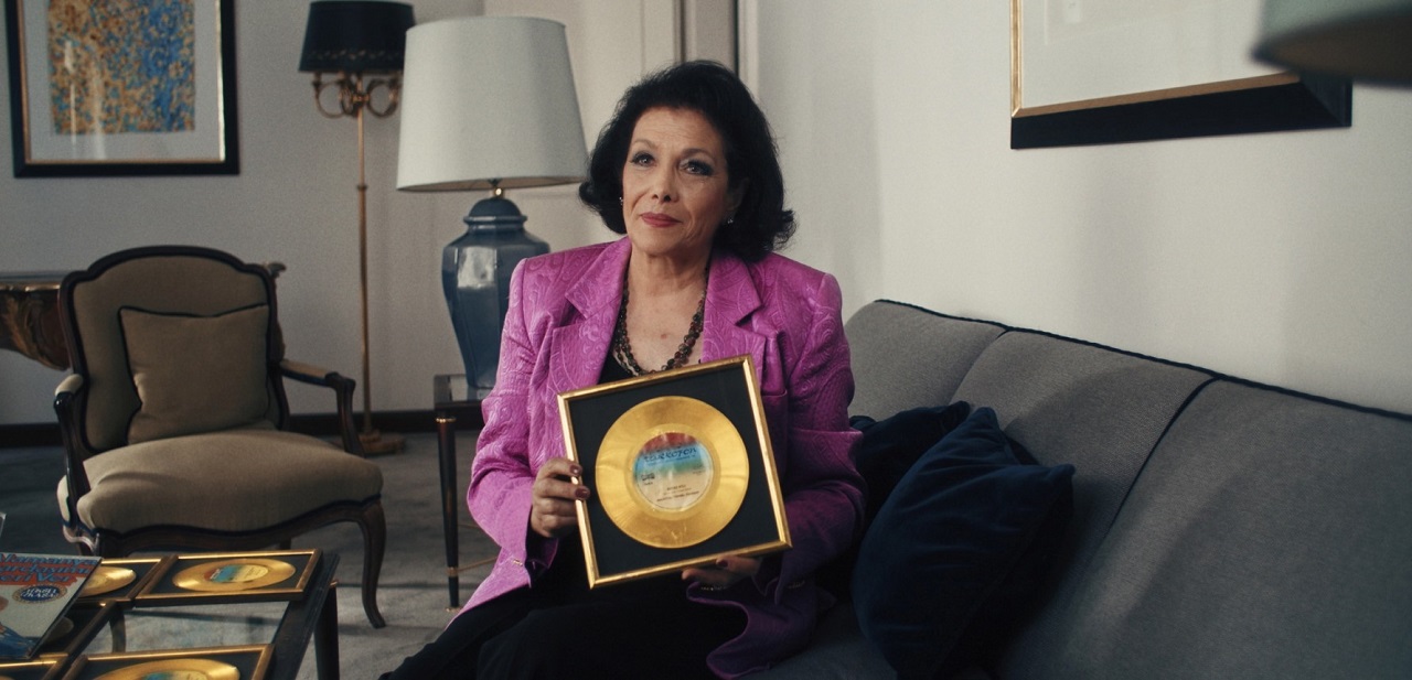 Yüksel Özkasap ist eine der bekanntesten türkischen Sängerinnen in Deutschland. Sie zeigt eine ihrer goldenen Platten in der Kino-Doku "Liebe, D-Mark und Tod".