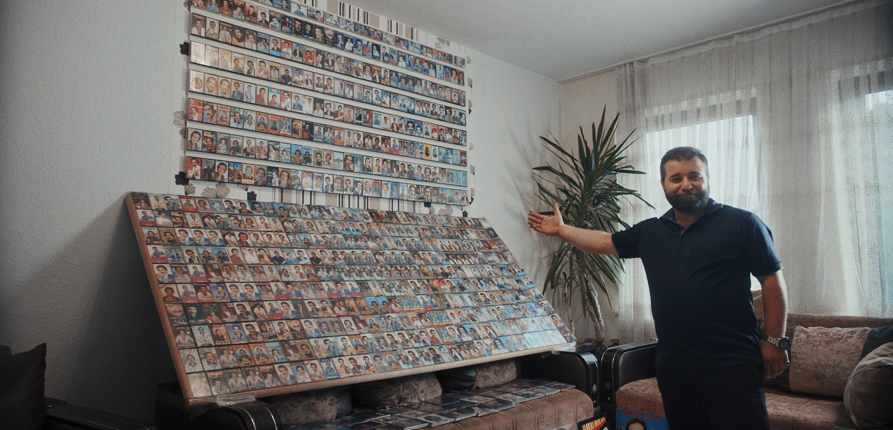 Ein Mann zeigt seine riesige Sammlung von Kassetten türkischer und kurdischer Sänger*innen.