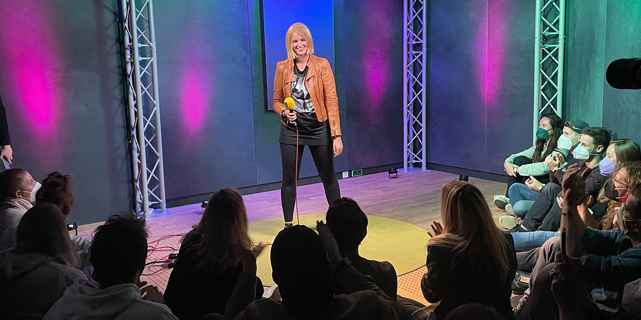 Julia Brandner auf der FM4 StandUp-Bühne